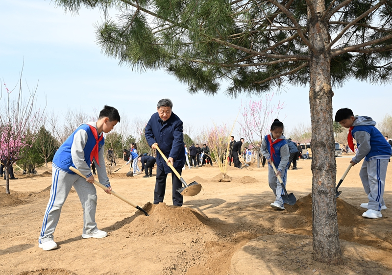 2025年4月3日，習(xí)近平總書(shū)記來(lái)到北京豐臺(tái)區(qū)永定河畔參加首都義務(wù)植樹(shù)活動(dòng)。