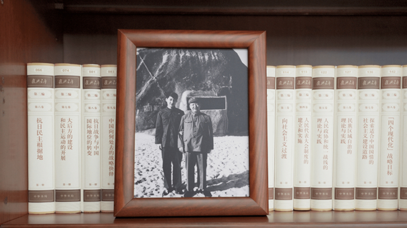 2022年12月31日，習(xí)近平辦公室的書架上擺放著他和父親的合影。