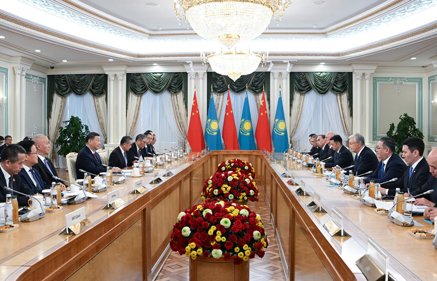 當?shù)貢r間6月16日下午，哈薩克斯坦總統(tǒng)托卡耶夫同中國國家主席習近平在阿斯塔納總統(tǒng)府舉行會談。