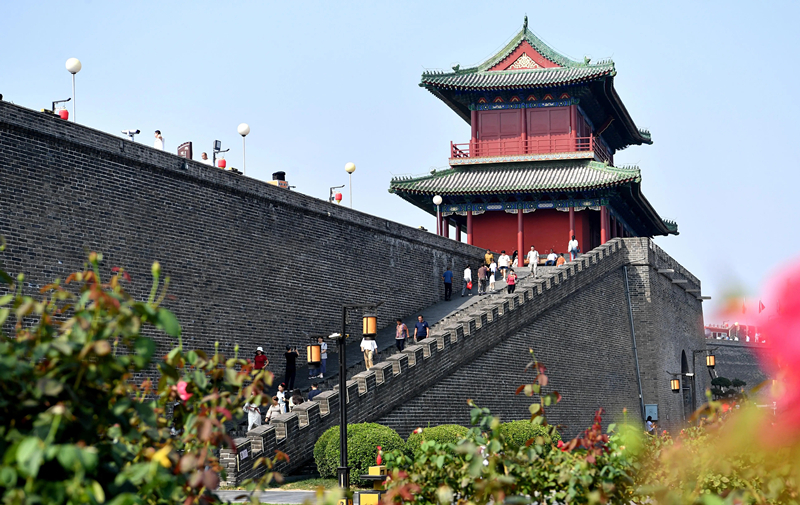 2024年9月16日，游客在河北省石家莊市正定古城游玩。