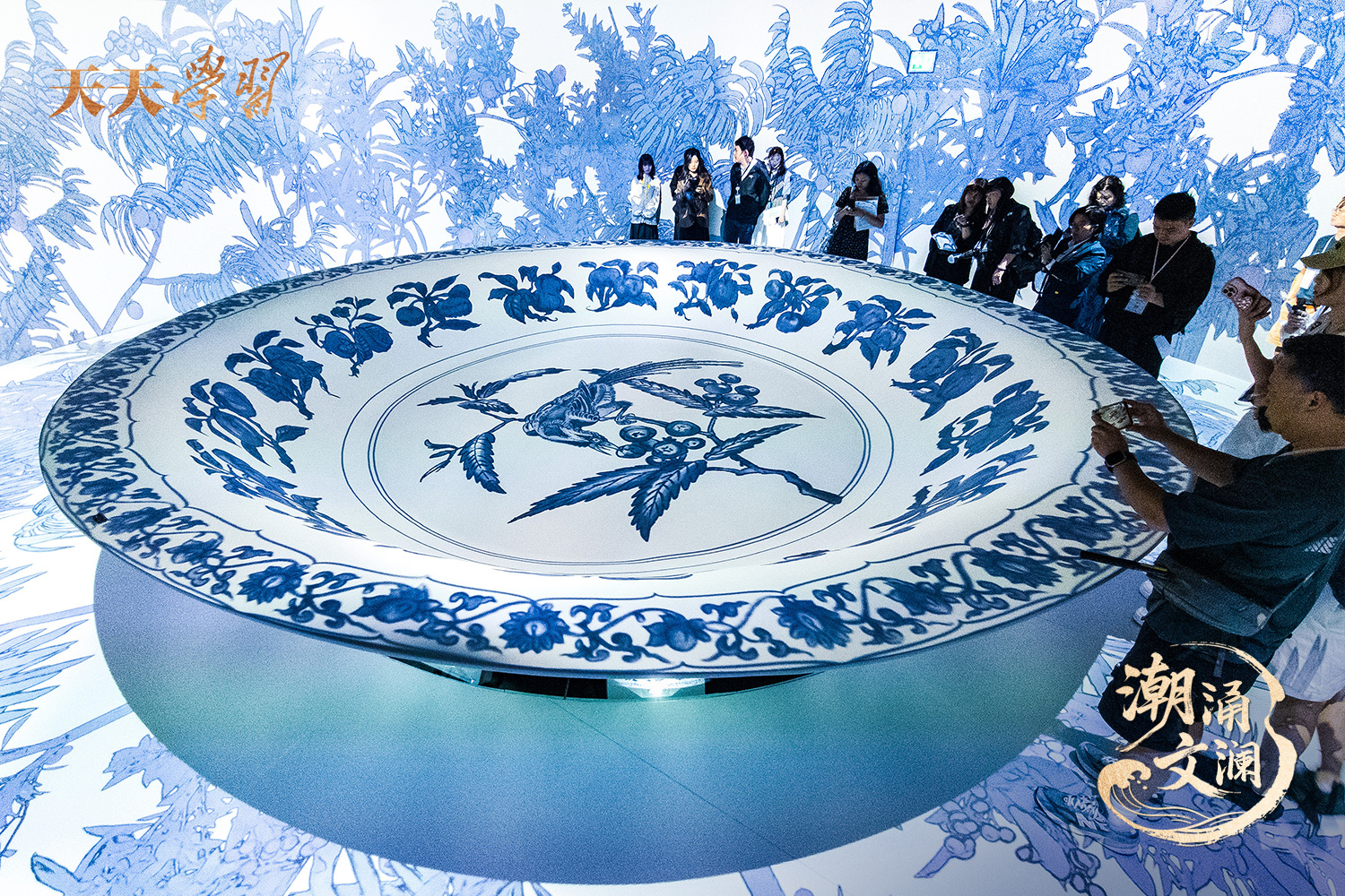 2025年5月13日，“‘紋’以載道——故宮博物院沉浸式數(shù)字體驗(yàn)展”亮相香港故宮文化博物館。