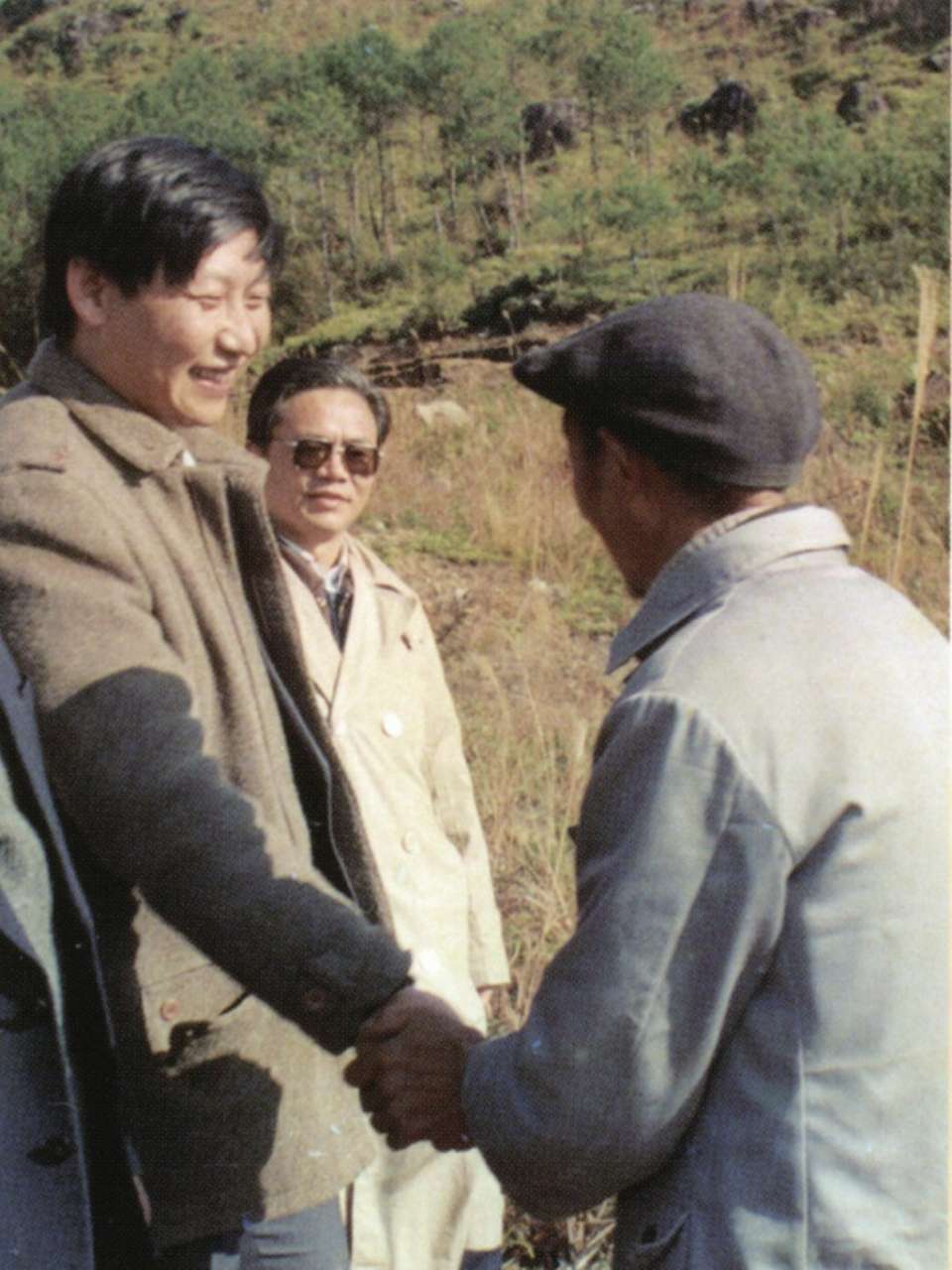1989年1月，習近平到周寧縣走訪種林專業(yè)戶。（圖源：《習近平在寧德》）