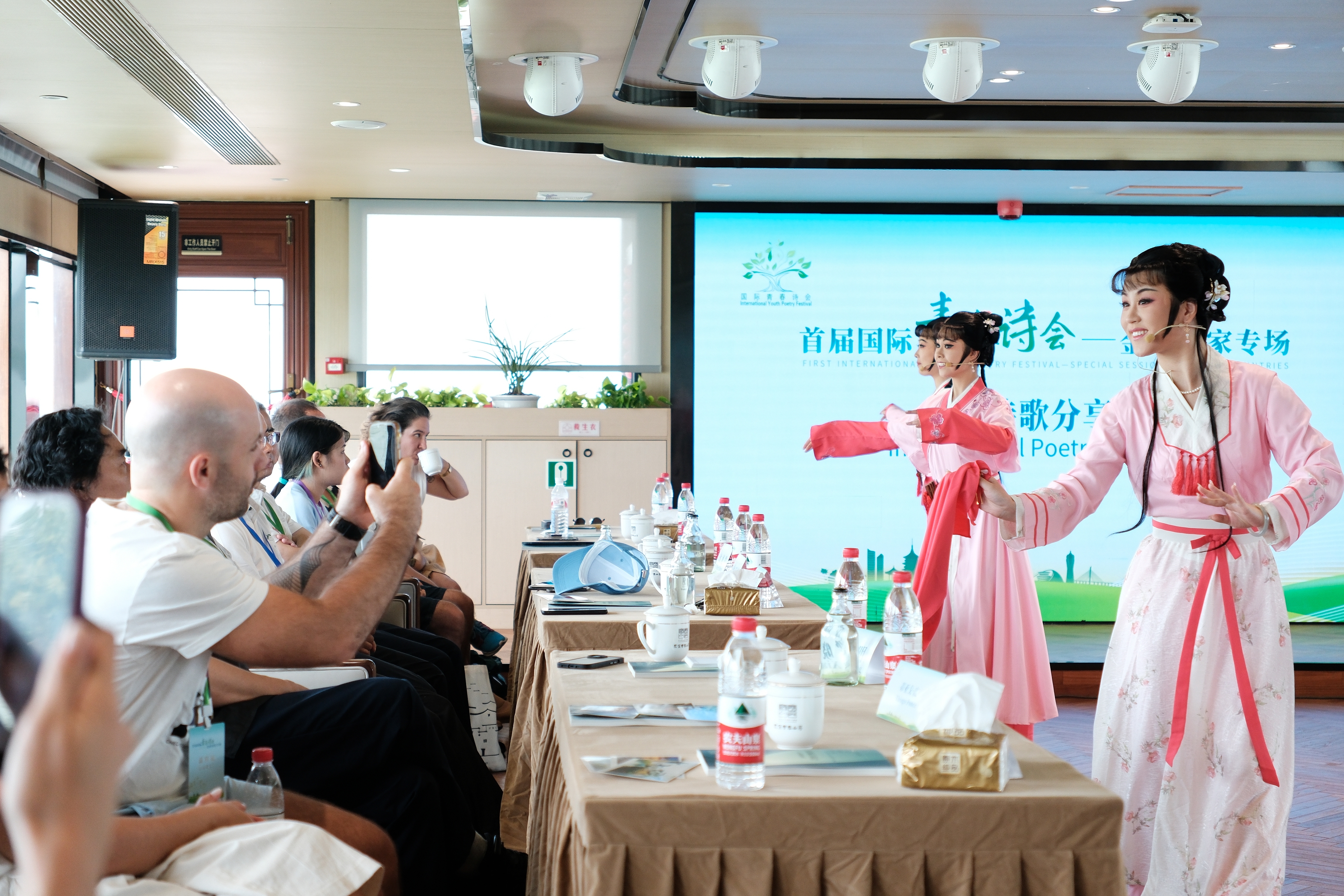 2024年7月21日，浙江杭州，金磚國家外國友人欣賞越劇《富陽新曲》。