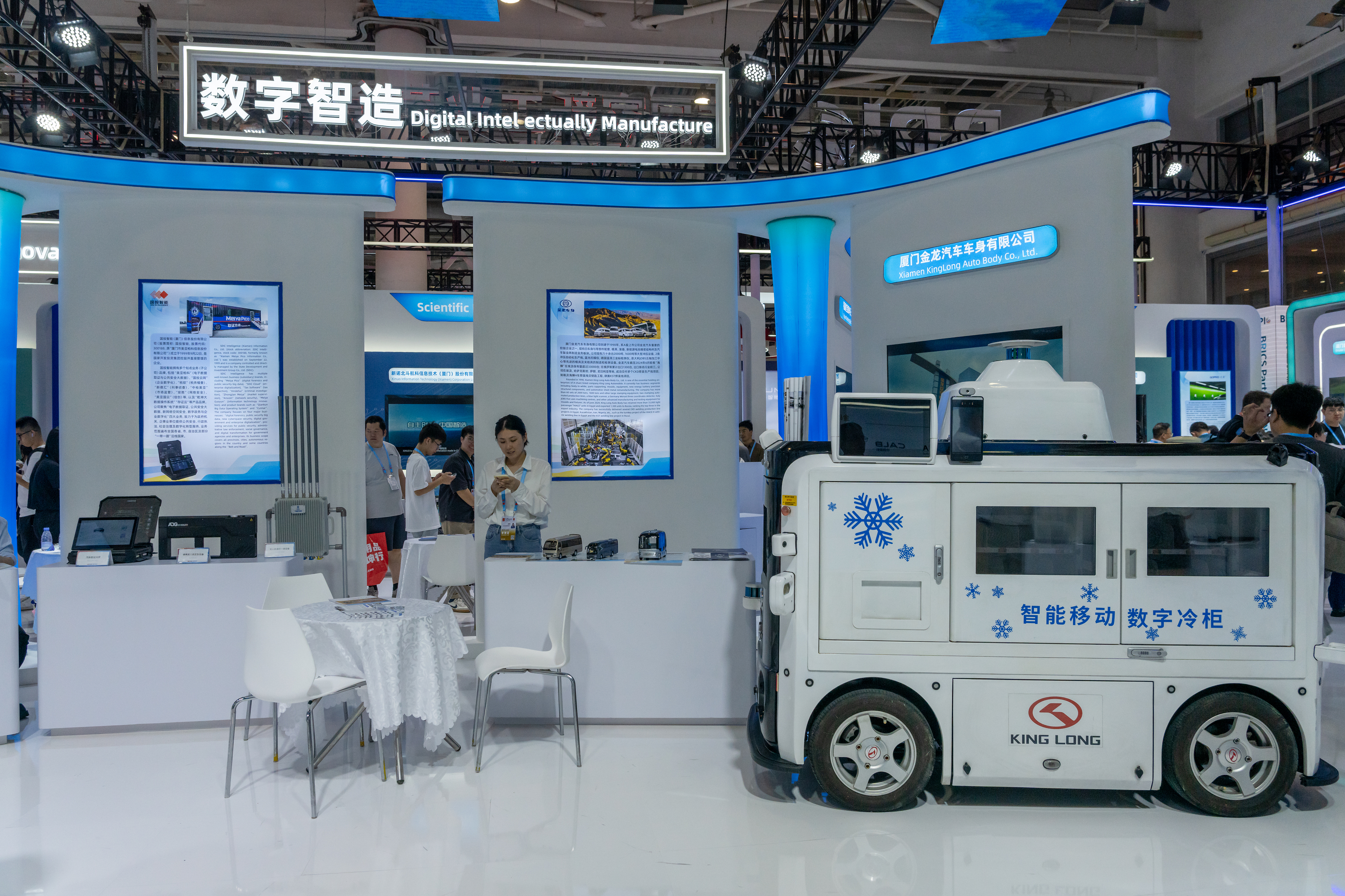 2024年9月9日，福建廈門，觀眾在金磚國家新工業(yè)革命伙伴關(guān)系創(chuàng)新基地展位參觀、洽談。