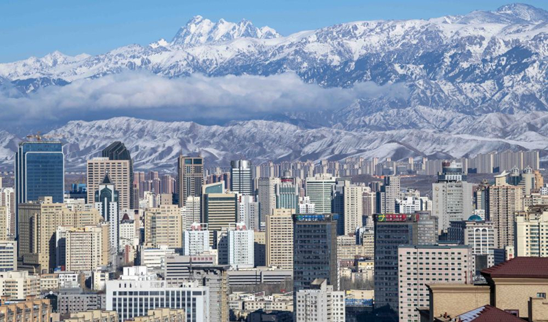 天山腳下的烏魯木齊市城區(qū)一角。