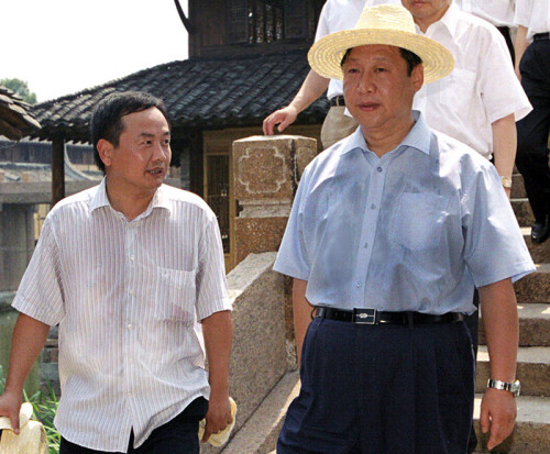 2005年8月3日，習(xí)近平在浙江嘉興桐鄉(xiāng)市烏鎮(zhèn)調(diào)研古鎮(zhèn)保護(hù)工作。資料圖片