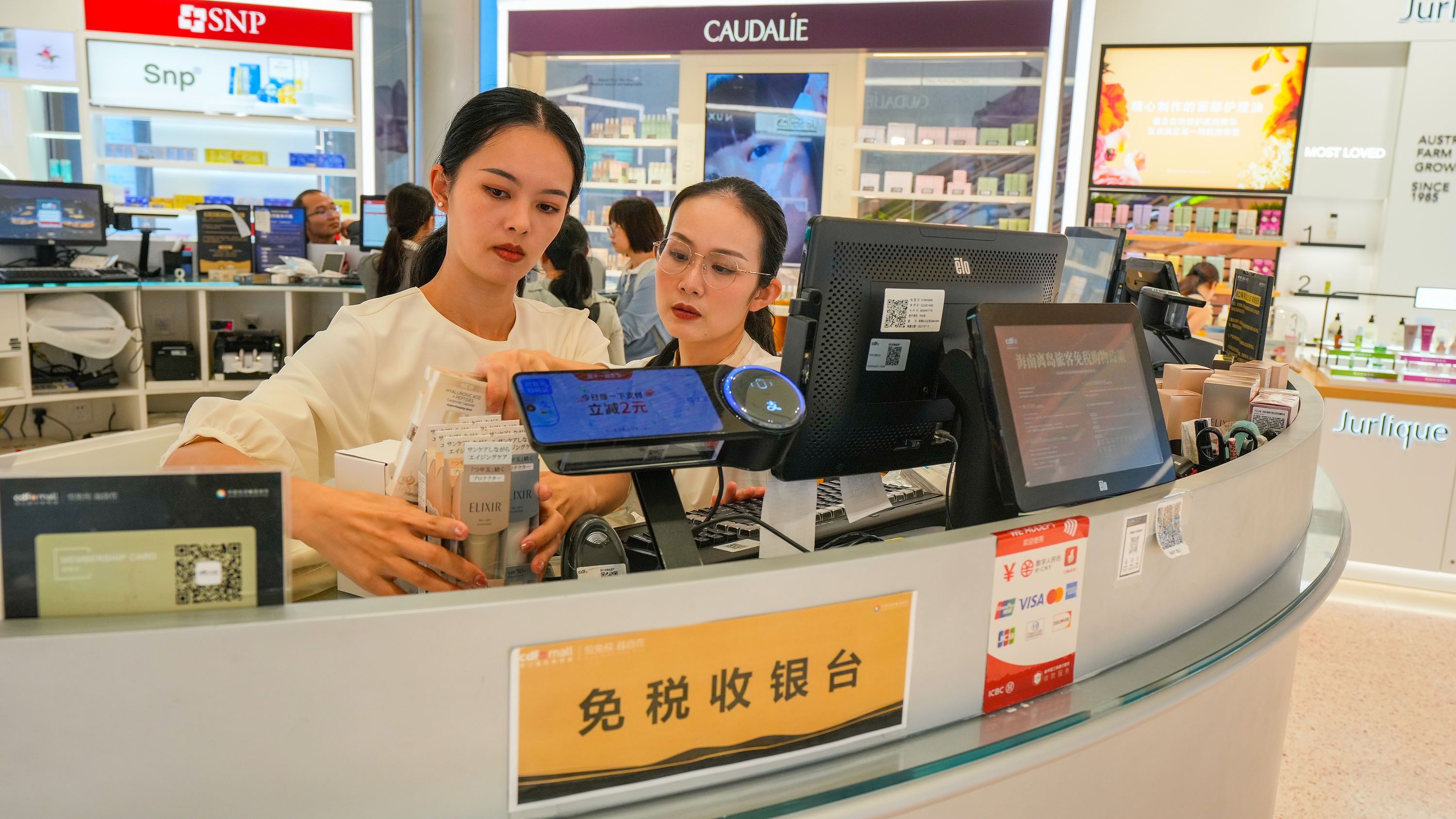 2025年11月1日，海口，cdf海口國際免稅城內(nèi)人頭攢動(dòng)，眾多旅客在選購免稅商品。