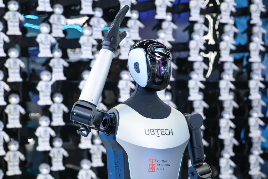 △ 2025年4月23日，在深圳優(yōu)必選科技展廳內(nèi)，商用版人形機器人Walker C向觀眾揮手致意。