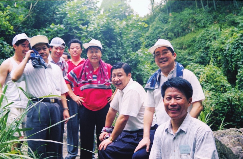 1999年6月，習(xí)近平在福州森林公園參加紀(jì)念毛主席“發(fā)展體育運動，增強(qiáng)人民體質(zhì)”題詞47周年登山健身活動。（圖片來源：《習(xí)近平在福建（下冊）》