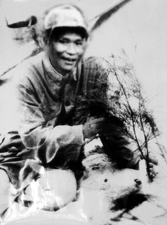 谷文昌與試種成活的木麻黃（資料照片）。