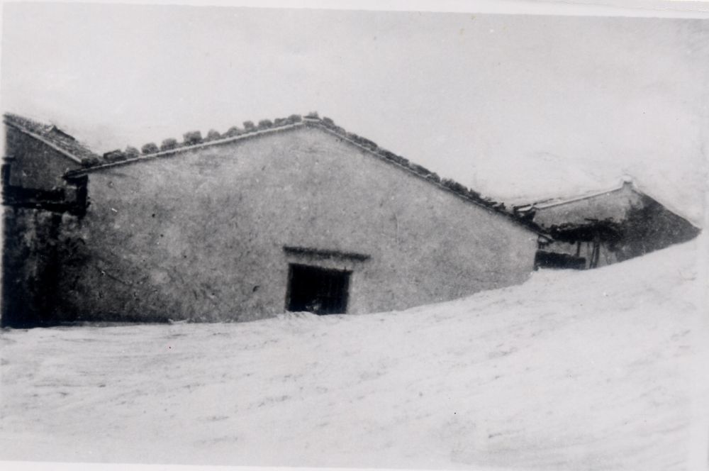 昔日的東山島風(fēng)沙掩埋部分村民村舍（資料照片）。