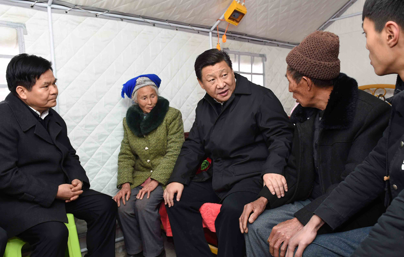 2015年1月19日，習(xí)近平總書記來到云南魯?shù)榭h小寨鎮(zhèn)甘家寨紅旗社區(qū)過渡安置點(diǎn)，看望受災(zāi)群眾甘正芬和她的老伴兒鄒體富。