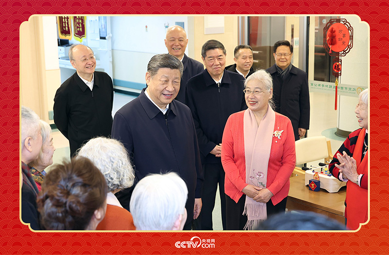 2026年2月10日，習(xí)近平總書記在北京西城區(qū)“吾老·新街”養(yǎng)老服務(wù)街區(qū)銀齡老年公寓考察時(shí)，同老人們親切交流。