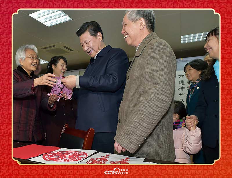 2015年2月15日，習(xí)近平在西安市雁塔區(qū)電子城街道二〇五所社區(qū)服務(wù)中心欣賞社區(qū)居民的剪紙作品。