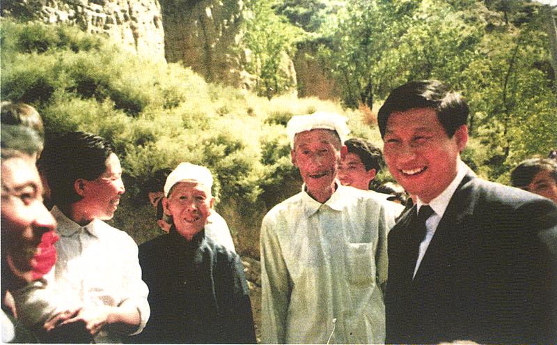 1993年9月27日，習近平回到梁家河看望鄉(xiāng)親們。