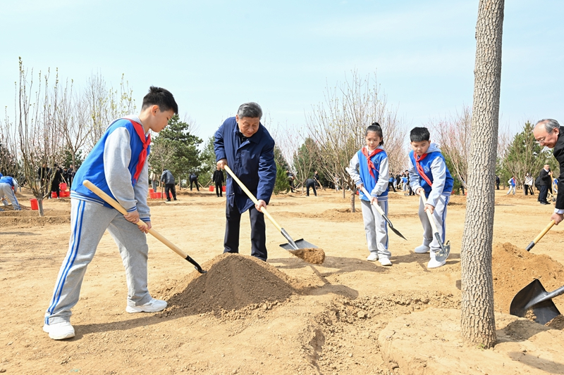2025年4月3日，習(xí)近平總書記來(lái)到北京市豐臺(tái)區(qū)永定河畔參加首都義務(wù)植樹活動(dòng)。