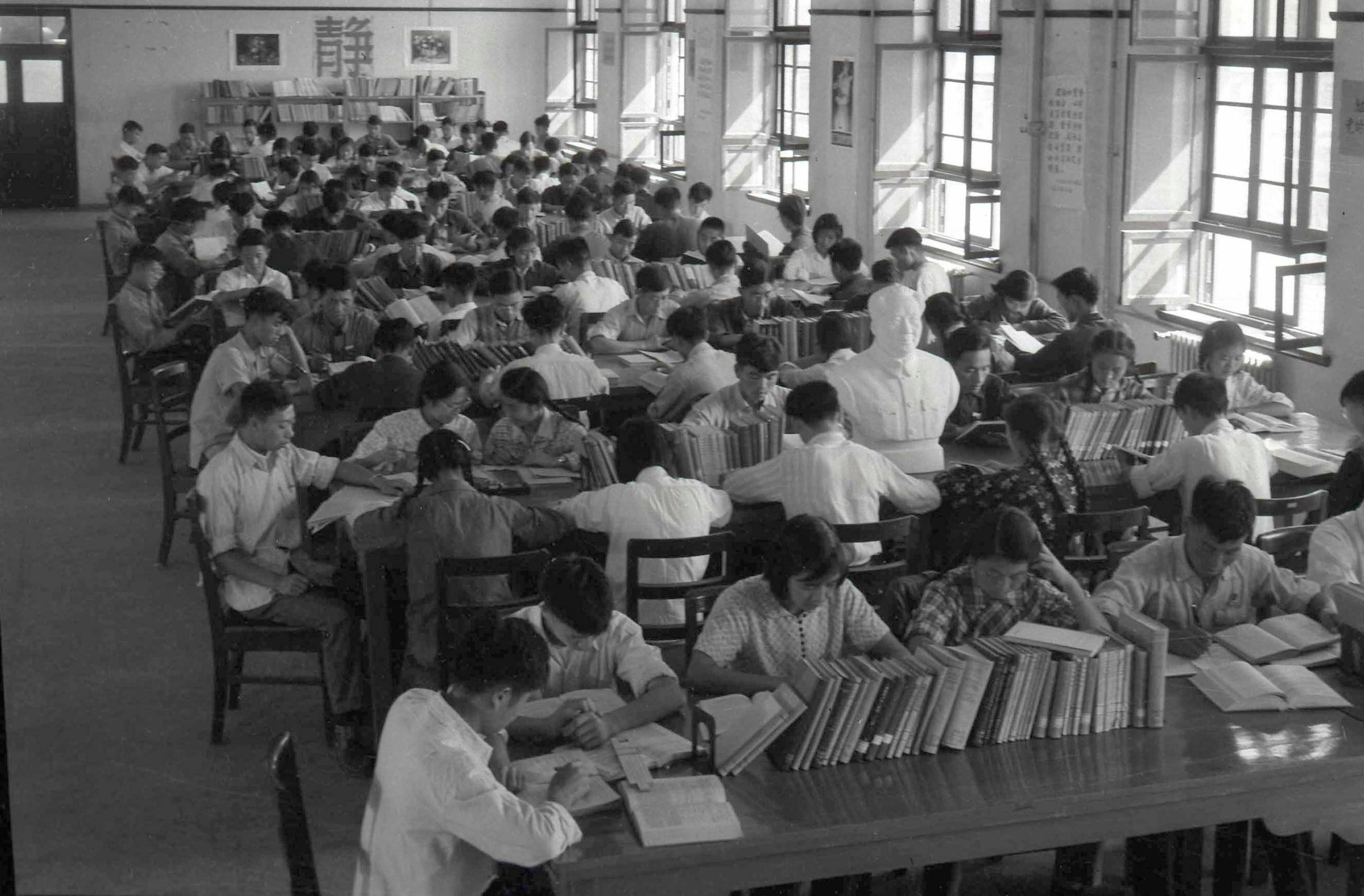 1959年，學(xué)生們?cè)谖鬟w后的交大校園圖書館閱覽室內(nèi)學(xué)習(xí)（資料照片）。
