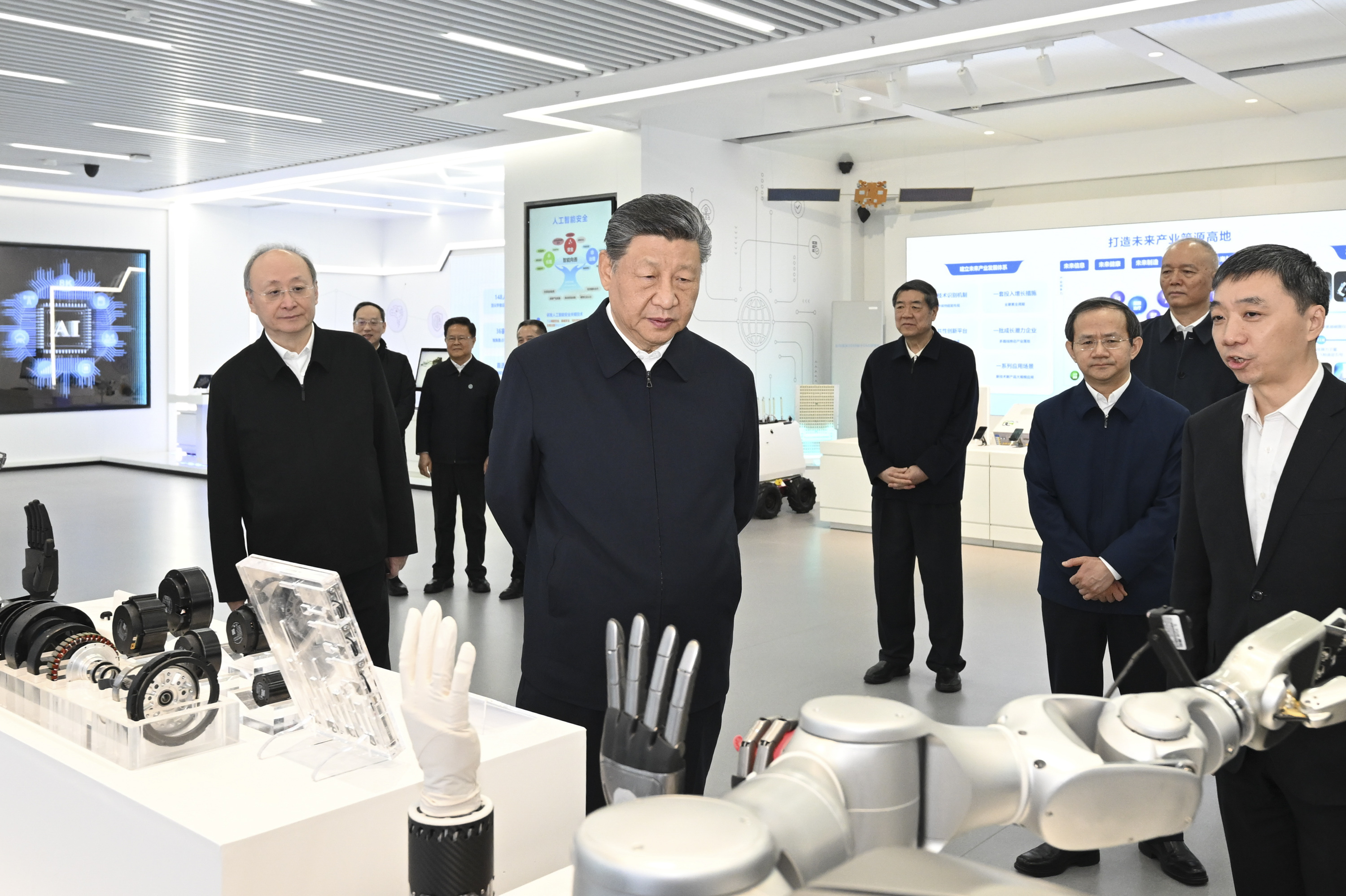 △ 2026年2月9日，習近平總書記在位于北京亦莊的國家信創(chuàng)園考察。