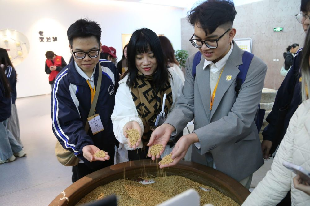 2026年3月30日，參加“紅色研學(xué)之旅”的越南青年在河北參觀新農(nóng)村建設(shè)。