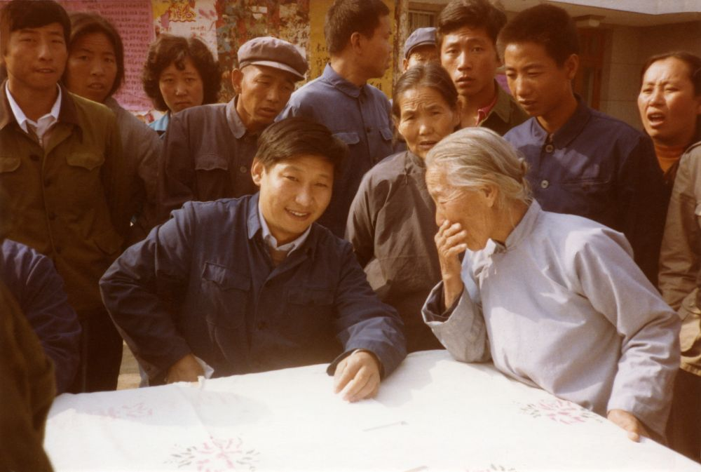 這是1983年，時任河北正定縣委書記的習近平，臨時在大街上擺桌子聽取老百姓意見。