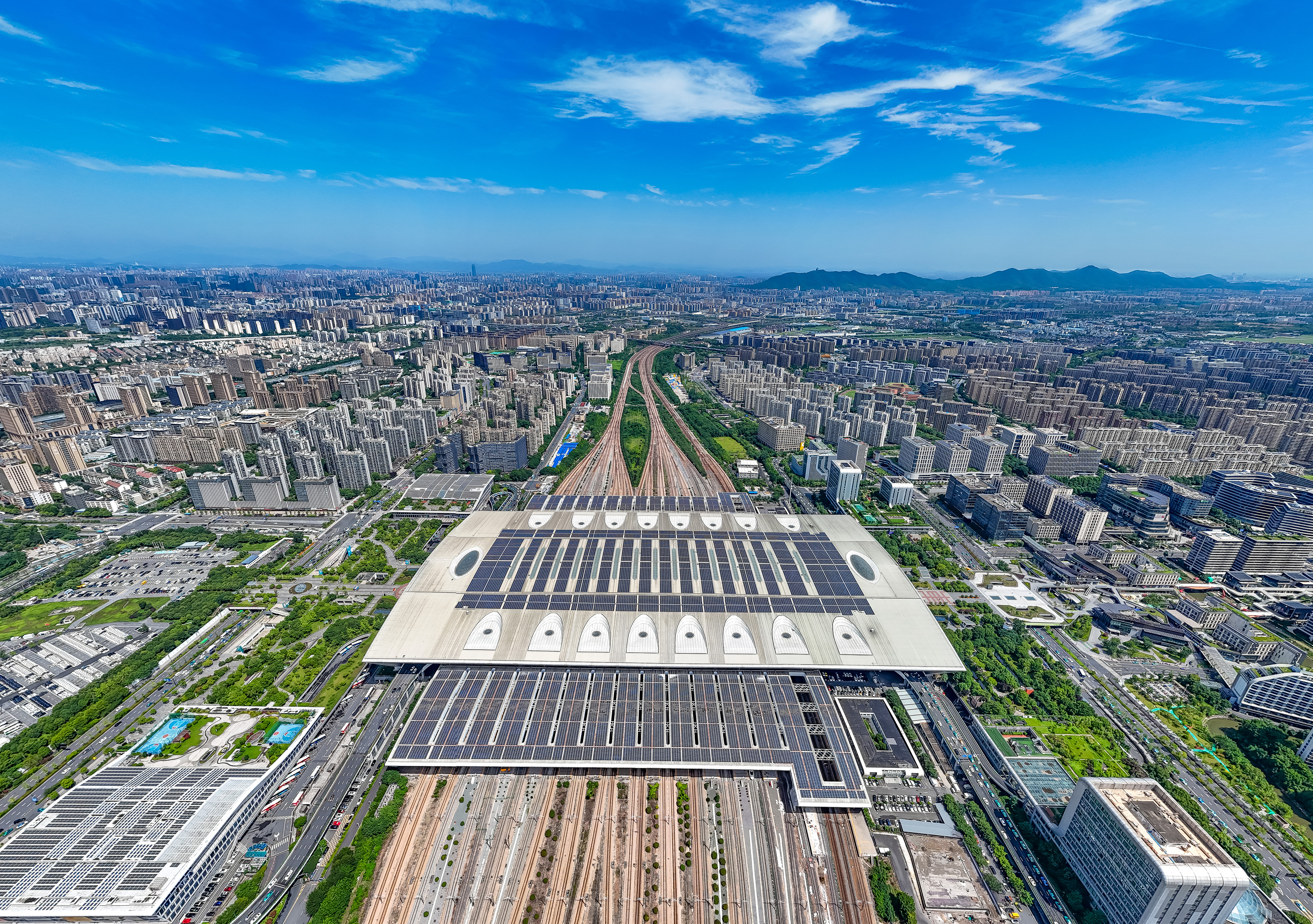 2025年10月29日，浙江杭州，航拍杭州東站站房屋頂及南北雨棚光伏發(fā)電方陣。