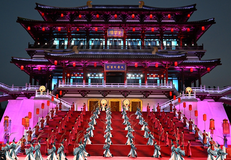 這是2023年5月18日在陜西省西安市大唐芙蓉園拍攝的中國—中亞峰會歡迎儀式。