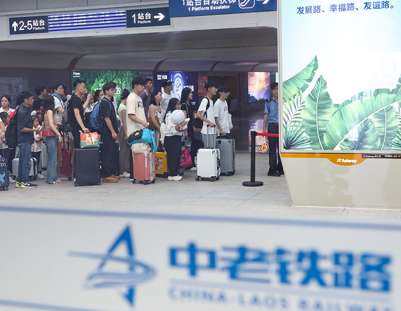 在云南景洪市的中老鐵路西雙版納站，旅客有序進入站臺乘車（2023年10月5日攝）。