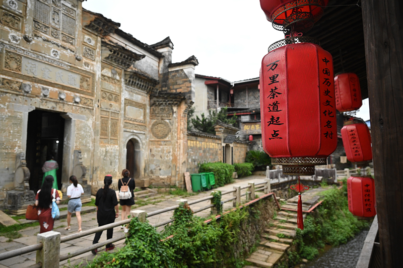 2023年9月5日，游客在福建武夷山下梅村參觀。