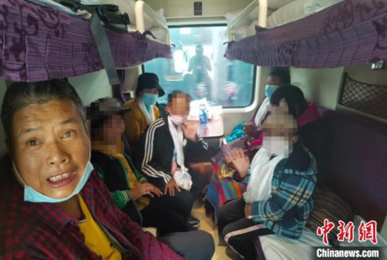 圖為乘坐Z266次列車的西藏先心病患兒和陪同人員。拉薩車站 供圖