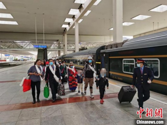 圖為拉薩車站工作人員為西藏先心病患兒和陪同人員提供“綠色”接力幫扶，并開通了專門通道，讓他們快速進(jìn)站上車。拉薩車站 供圖