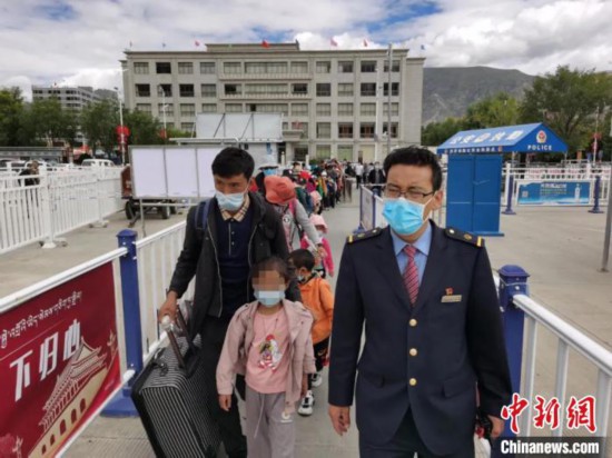 圖為拉薩車站工作人員為西藏先心病患兒和陪同人員提供“綠色”接力幫扶，并開通了專門通道，讓他們快速進(jìn)站上車。拉薩車站 供圖