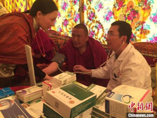 圖為馬少元(右一)在基層開展義診。青海省第四人民醫(yī)院供圖