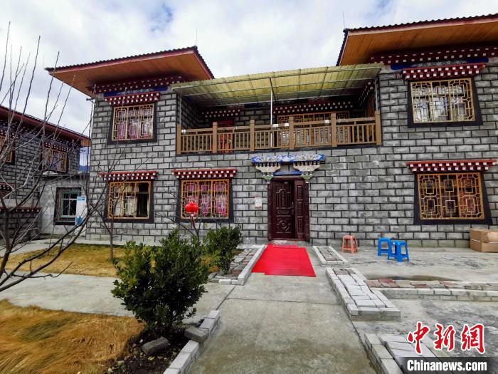 圖為林芝米林縣羌納鄉(xiāng)西嘎村村民家家戶(hù)戶(hù)發(fā)展庭院經(jīng)濟(jì)，院內(nèi)種滿(mǎn)了各種果樹(shù)?！≮w延 攝