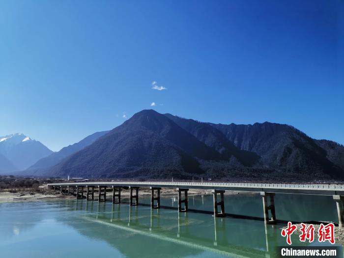 圖為現(xiàn)在已經(jīng)通車(chē)的魯霞大橋?！≮w延 攝