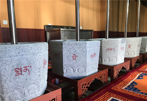 圖為藏醫(yī)院的藏藥加工地。.png