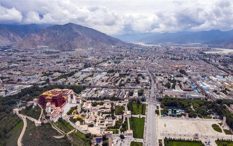 鳥瞰拉薩古城（8月10日無人機拍攝）。新華社記者 李鑫 攝.jpg