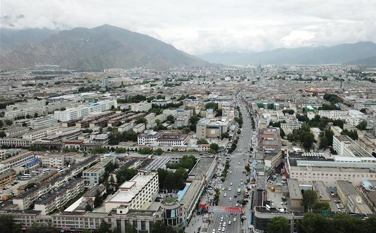 8月10日無人機拍攝的拉薩城市一景。新華社記者 王益亮 攝.jpg