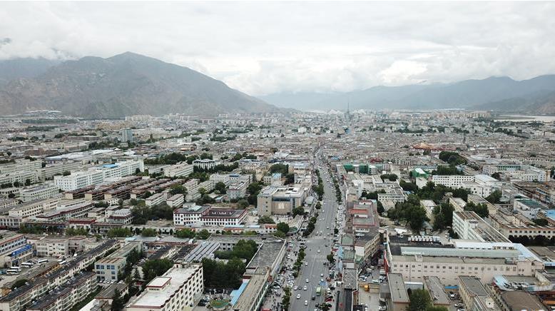 8月10日無人機(jī)拍攝的拉薩城市一景。新華社記者 王益亮 攝.jpg