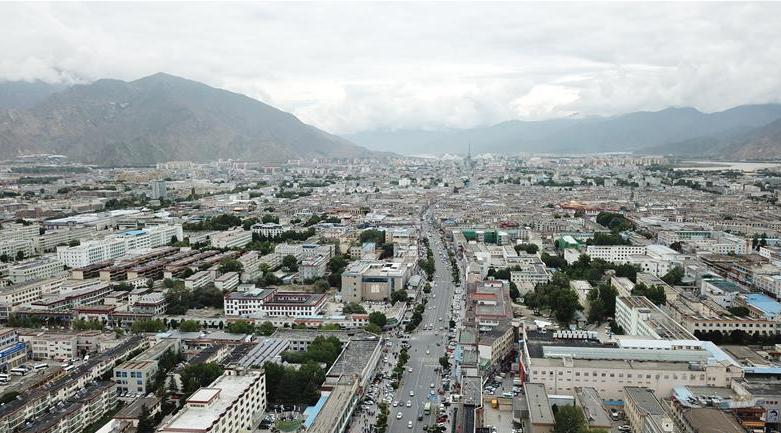 8月10日無(wú)人機(jī)拍攝的拉薩城市一景。新華社記者 王益亮 攝.jpg