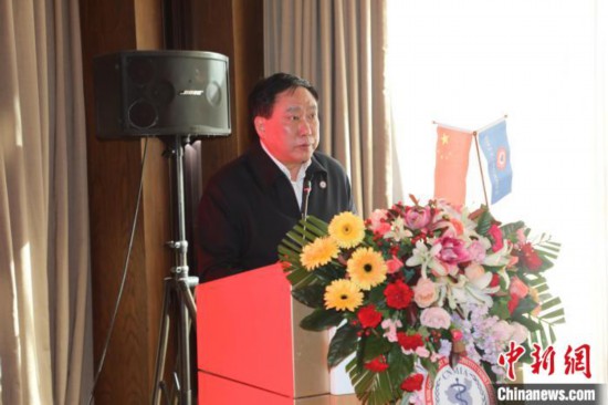 圖為中國(guó)非公立醫(yī)療機(jī)構(gòu)協(xié)會(huì)常務(wù)副會(huì)長(zhǎng)兼秘書(shū)長(zhǎng)郝德明致辭?！№n相澤 攝