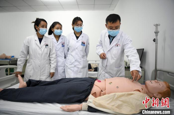 湖南中醫(yī)藥大學(xué)第一附屬醫(yī)院腦病科援藏醫(yī)生高曉峰(右一)為學(xué)生們進(jìn)行體格檢查教學(xué)?！钊A峰 攝