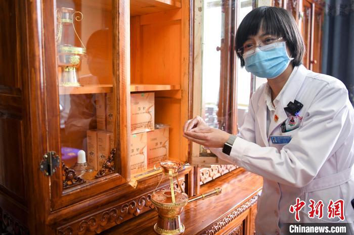 湖南中醫(yī)藥大學(xué)第一附屬醫(yī)院外治科援藏醫(yī)生譚濤介紹中醫(yī)和藏醫(yī)向結(jié)合的霍爾麥療法?！钊A峰 攝