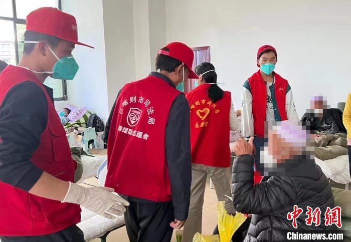 圖為得到妥善安置周到的服務(wù)，患者向志愿者豎起大拇指?！∪湛t市委宣傳部供圖