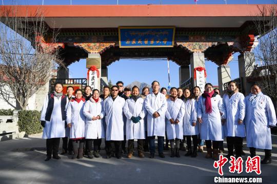 圖為該校師生在更名后的西藏藏醫(yī)藥大學(xué)校門前合影留念?！『闻罾?攝
