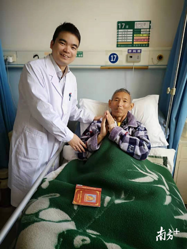 李英儒給阿伯實施了林芝地區(qū)首例腹腔鏡胃癌根治術(shù)，術(shù)后阿伯恢復(fù)良好。