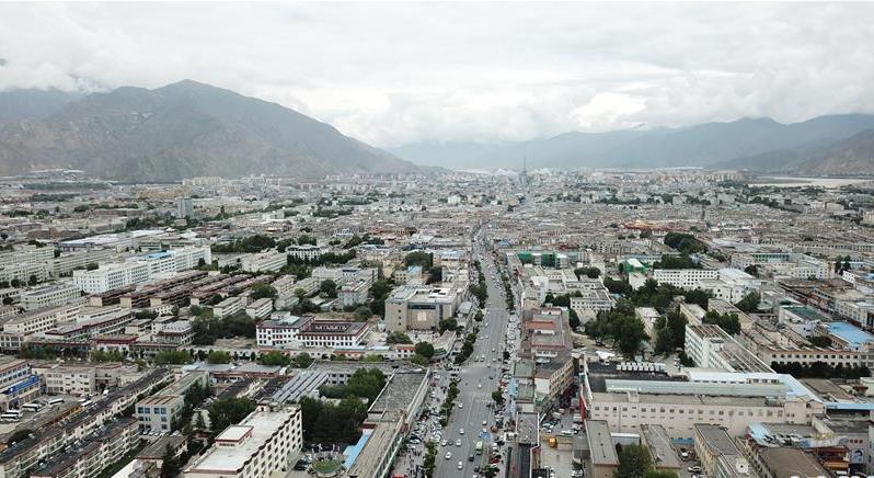 8月10日無人機拍攝的拉薩城市一景。新華社記者 王益亮 攝.jpg