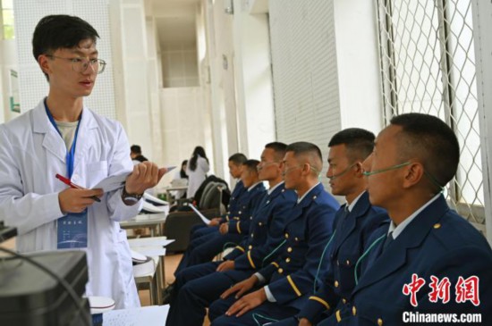 圖為研究團(tuán)隊成員登記消防員信息?！≮w朗 攝