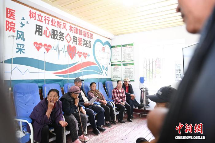 （滇藏公路50周年）西藏波密：流動體檢車進茶場便民義診守護民眾健康