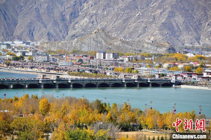 10月25日，被秋色點綴的拉薩河。　江飛波 攝