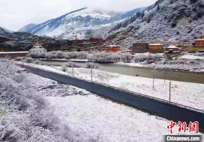 冬日雪后四川壤塘縣成冰雪世界